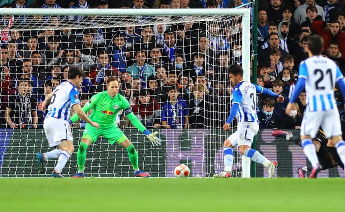 San Sebastian - RB Leipzig 24.02.2022 Donostia-San Sebastian, 24.02.2022, Estadio Anoeta, Fussball, UEFA Europa League, Play Off Rueckspiel , Real Sociedad San Sebastian (ESP) vs. RB Leipzig (GER) , Im Bild: Tor für San Sebastian. Martin Zubimendi (3, San Sebastian) trifft zum 1:2 Anschluss. , UEFA regulations prohibit any use of photographs as image sequences and or quasi-video ,
