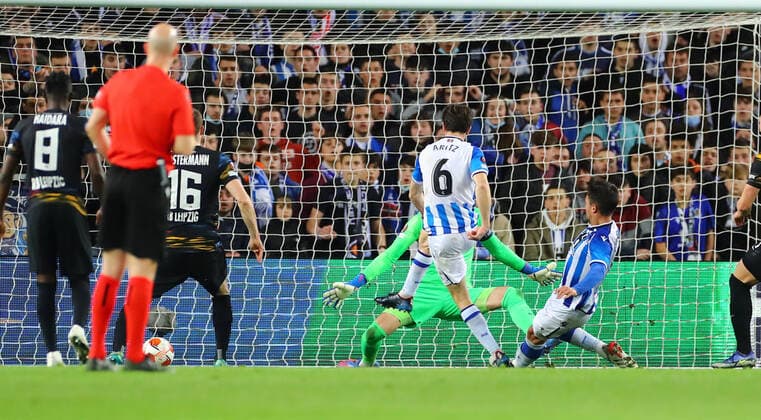San Sebastian - RB Leipzig 24.02.2022 Donostia-San Sebastian, 24.02.2022, Estadio Anoeta, Fussball, UEFA Europa League, Play Off Rueckspiel , Real Sociedad San Sebastian (ESP) vs. RB Leipzig (GER) , Im Bild: Tor für San Sebastian. Martin Zubimendi (3, San Sebastian) trifft zum 1:2 Anschluss. , UEFA regulations prohibit any use of photographs as image sequences and or quasi-video ,