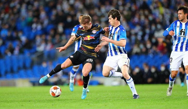 San Sebastian - RB Leipzig 24.02.2022 Donostia-San Sebastian, 24.02.2022, Estadio Anoeta, Fussball, UEFA Europa League, Play Off Rueckspiel , Real Sociedad San Sebastian (ESP) vs. RB Leipzig (GER) , Im Bild v.l.: Dani Olmo (25, RB Leipzig), Aritz Elustondo (6, San Sebastian). , UEFA regulations prohibit any use of photographs as image sequences and or quasi-video ,