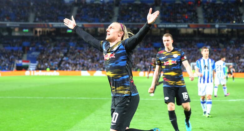 San Sebastian - RB Leipzig 24.02.2022 Donostia-San Sebastian, 24.02.2022, Estadio Anoeta, Fussball, UEFA Europa League, Play Off Rueckspiel , Real Sociedad San Sebastian (ESP) vs. RB Leipzig (GER) , Im Bild: Tor für RB Leipzig. Emil Forsberg (10, RB Leipzig) trifft zum 1:3 per Handelfmeter und jubelt. , UEFA regulations prohibit any use of photographs as image sequences and or quasi-video ,