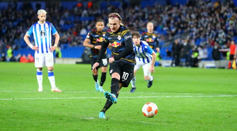 San Sebastian - RB Leipzig 24.02.2022 Donostia-San Sebastian, 24.02.2022, Estadio Anoeta, Fussball, UEFA Europa League, Play Off Rueckspiel , Real Sociedad San Sebastian (ESP) vs. RB Leipzig (GER) , Im Bild: Tor für RB Leipzig. Emil Forsberg (10, RB Leipzig) trifft zum 1:3 per Handelfmeter und jubelt. , UEFA regulations prohibit any use of photographs as image sequences and or quasi-video ,