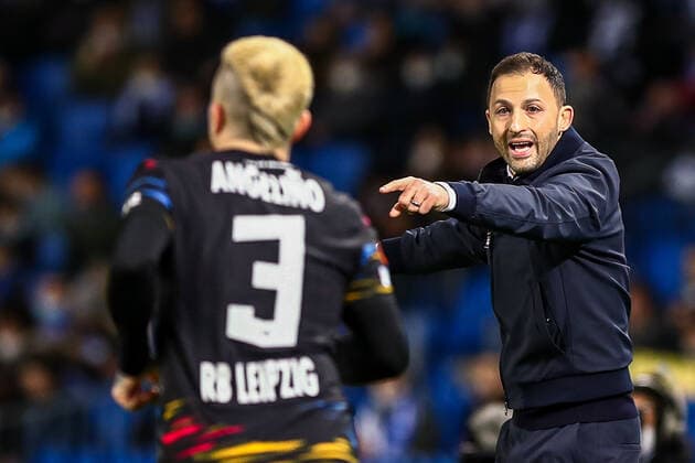 Domenico Tedesco (RB Leipzig, Chef-Trainer) gestikuliert, Gestik, unzufrieden, enttäuscht enttaeuscht, ESP, Real Sociedad vs. RB Leipzig, UEFA Europa League Play-Offs, Spielzeit 2021 2022, 24.02.2022, DFB DFL regulations prohibit any use of photographs as image sequences and or quasi-video., ESP, Real Sociedad vs. RB Leipzig, UEFA Europa League Play-Offs, Spielzeit 2021 2022, 24.02.2022 San Sebastian Copyright: xEibner-Pressefoto GabrielxBoiax EP_EEP