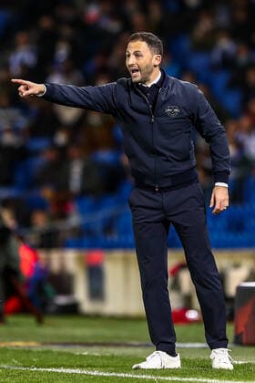 Domenico Tedesco (RB Leipzig, Chef-Trainer) gestikuliert, Gestik, unzufrieden, enttäuscht enttaeuscht, ESP, Real Sociedad vs. RB Leipzig, UEFA Europa League Play-Offs, Spielzeit 2021 2022, 24.02.2022, DFB DFL regulations prohibit any use of photographs as image sequences and or quasi-video., ESP, Real Sociedad vs. RB Leipzig, UEFA Europa League Play-Offs, Spielzeit 2021 2022, 24.02.2022 San Sebastian Copyright: xEibner-Pressefoto GabrielxBoiax EP_EEP