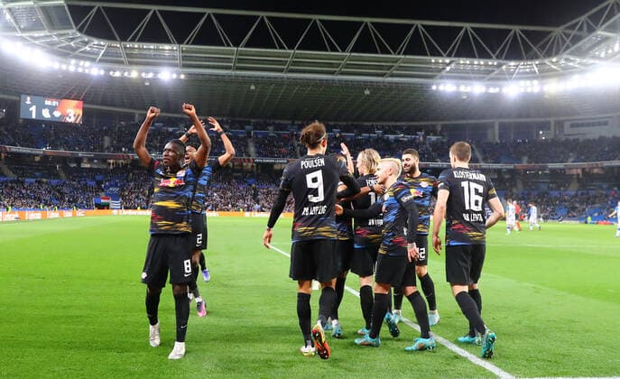 San Sebastian - RB Leipzig 24.02.2022 Donostia-San Sebastian, 24.02.2022, Estadio Anoeta, Fussball, UEFA Europa League, Play Off Rueckspiel , Real Sociedad San Sebastian (ESP) vs. RB Leipzig (GER) , Im Bild: Tor für RB Leipzig. Emil Forsberg (10, RB Leipzig) trifft zum 1:3 per Handelfmeter und jubelt mit den Teamkollgen. , UEFA regulations prohibit any use of photographs as image sequences and or quasi-video ,