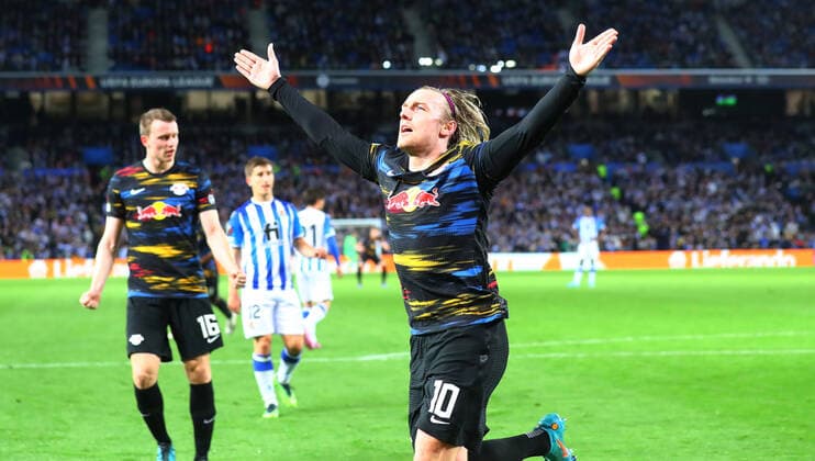 San Sebastian - RB Leipzig 24.02.2022 Donostia-San Sebastian, 24.02.2022, Estadio Anoeta, Fussball, UEFA Europa League, Play Off Rueckspiel , Real Sociedad San Sebastian (ESP) vs. RB Leipzig (GER) , Im Bild: Tor für RB Leipzig. Emil Forsberg (10, RB Leipzig) trifft zum 1:3 per Handelfmeter und jubelt. , UEFA regulations prohibit any use of photographs as image sequences and or quasi-video ,