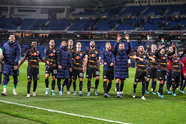 RB Leipzig Mannschaft feiern den Sieg, ESP, Real Sociedad vs. RB Leipzig, UEFA Europa League Play-Offs, Spielzeit 2021 2022, 24.02.2022, DFB DFL regulations prohibit any use of photographs as image sequences and or quasi-video., ESP, Real Sociedad vs. RB Leipzig, UEFA Europa League Play-Offs, Spielzeit 2021 2022, 24.02.2022 San Sebastian Copyright: xEibner-Pressefoto GabrielxBoiax EP_EEP
