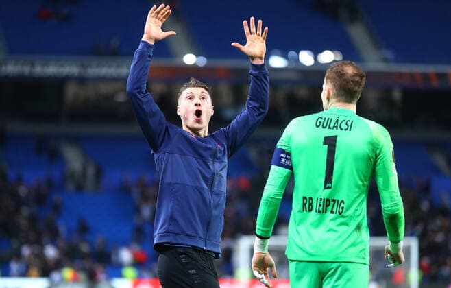 Sport Bilder des Tages San Sebastian - RB Leipzig 24.02.2022 Donostia-San Sebastian, 24.02.2022, Estadio Anoeta, Fussball, UEFA Europa League, Play Off Rueckspiel , Real Sociedad San Sebastian (ESP) vs. RB Leipzig (GER) 1:3 (0:1) , Jubel nach Spielschluss bei RB Leipzig. Im Bild v.l.: Willi Orban (4, RB Leipzig) und Torwart Peter Gulacsi (1, RB Leipzig) , UEFA regulations prohibit any use of photographs as image sequences and or quasi-video ,
