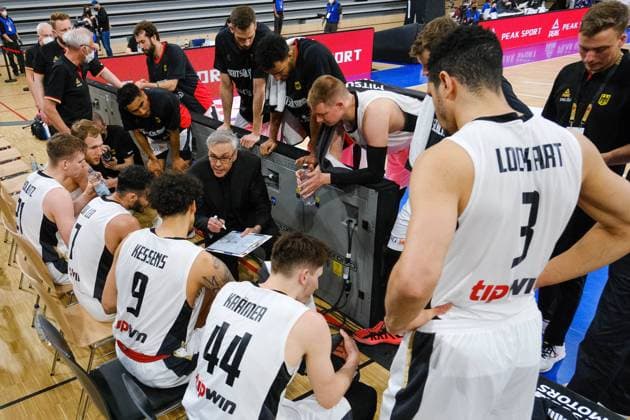Auszeit Deutschland um Gordon Herbert (Deutschland, Cheftrainer) GER, Deutschland vs. Israel, Basketball, World Cup Qualifers, 28.02.2022, GER, Deutschland vs. Israel, Basketball, World Cup Qualifiers, 28.02.2022 Heidelberg Copyright: xEibner-Pressefotox EP_EER