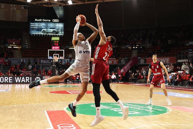 Augustine Rubit (Bayern Basketball, 21) versucht Caleb Homesley (Hamburg Towers, 5) zu blocken GER, FC Bayern Basketball vs. Hamburg Towers, Basketball, 1.Bundesliga, Saison 2021 2022, 02.03.2022, GER, FC Bayern Basketball vs. Hamburg Towers, Basketball, 1.Bundesliga, Saison 2021 2022, 02.03.2022, Muenchen Copyright: xEIBNER MarcelxEngelbrechtx EP_EER