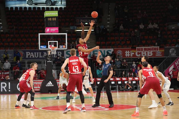 Tip-Off der Partie GER, FC Bayern Basketball vs. Hamburg Towers, Basketball, 1.Bundesliga, Saison 2021 2022, 02.03.2022, GER, FC Bayern Basketball vs. Hamburg Towers, Basketball, 1.Bundesliga, Saison 2021 2022, 02.03.2022, Muenchen Copyright: xEIBNER MarcelxEngelbrechtx EP_EER