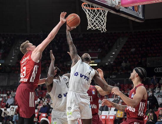 02.03.2022, xemx, Basketball BBL Bundesliga, FC Bayern Muenchen Basketball - Hamburg Towers emspor, v.l. Leon Radosevic (FC Bayern Basketball), Eddy Edigin (Hamburg Towers), Zach Brown (Hamburg Towers), Nick Weiler-Babb (FC Bayern Basketball) Zweikampf, Aktion, action, battle for the ball Muenchen