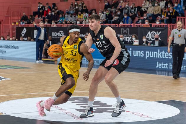 Isaiah Crawley (Tigers Tuebingen, 53) Jonathan Maier (Nuernberg Falcons, 13) Tigers Tuebingen vs. Nuernberg Falcons, 2. Basketball Bundesliga, Pro A, Barmer 2 Basketball, 27. Spieltag , Spielzeit 2021 2022, 04.03.2022 Tigers Tuebingen vs. Nuernberg Falcons, 2. Basketball Bundesliga, Pro A, Barmer 2 Basketball, 27. Spieltag , Spielzeit 2021 2022, 04.03.2022 Tuebingen Copyright: xNinaxSanderx xEibnerxPressefotox EP_NSR