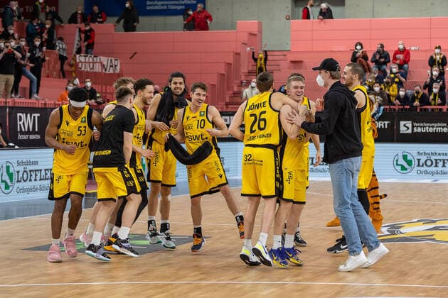 Tigers Tuebingen siegen über die Nuernberg Falcons Tigers Tuebingen vs. Nuernberg Falcons, 2. Basketball Bundesliga, Pro A, Barmer 2 Basketball, 27. Spieltag , Spielzeit 2021 2022, 04.03.2022 Tigers Tuebingen vs. Nuernberg Falcons, 2. Basketball Bundesliga, Pro A, Barmer 2 Basketball, 27. Spieltag , Spielzeit 2021 2022, 04.03.2022 Tuebingen Copyright: xNinaxSanderx xEibnerxPressefotox EP_NSR