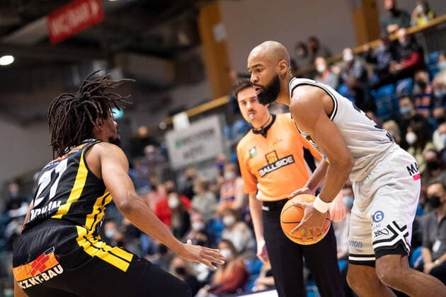 BARMER 2. Basketsball Bundesliga ProA Saison 2021 2022 27. Spieltag am 4.3.22 Medipolis SC Jena vs Kirchheim Knights v.re. Brandon Thomas (Jena) am Ball gegen Rohndell Goodwin (Kirchheim) Sparkassen Arena
