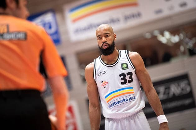 BARMER 2. Basketsball Bundesliga ProA Saison 2021 2022 27. Spieltag am 4.3.22 Medipolis SC Jena vs Kirchheim Knights Atmet tief durch, Brandon Thomas (Jena), Portrait Sparkassen Arena