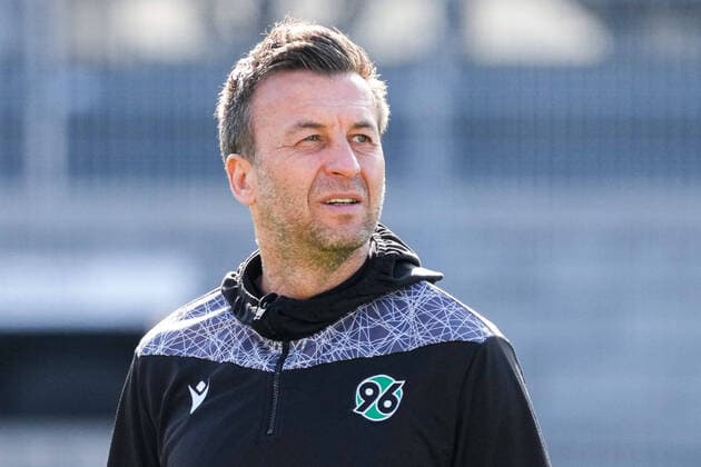 Christoph Dabrowski (Trainer, Cheftrainer, H96), Einzelbild, Einzelfoto, Aktion, Action, Porträt, Portrait, 05.03.2022, Sandhausen (Deutschland), Fussball, 2. Bundesliga, SV Sandhausen - Hannover 96, DFB DFL REGULATIONS PROHIBIT ANY USE OF PHOTOGRAPHS AS IMAGE SEQUENCES AND OR QUASI-VIDEO.
