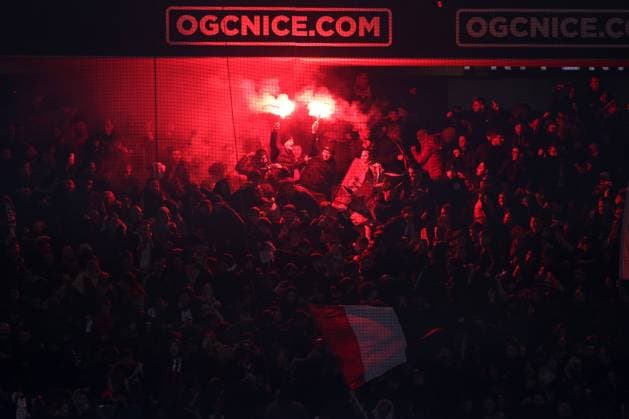 Fußball, OGC Nizza - Paris St. Germain Nice, France, 5th March 2022. OGC Nice fans celebrate by lighting flares after Myziane Maolida scored a late goal to give the side a 1-0 lead during the Uber Eats Ligue 1 match at Allianz Riviera Stadium, Nice. Picture credit should read: Jonathan Moscrop Sportimage EDITORIAL USE ONLY. No use with unauthorised audio, video, data, fixture lists, club league logos or live services. Online in-match use limited to 120 images, no video emulation. No use in betting, games or single club league player publications. SPI-1565-0017