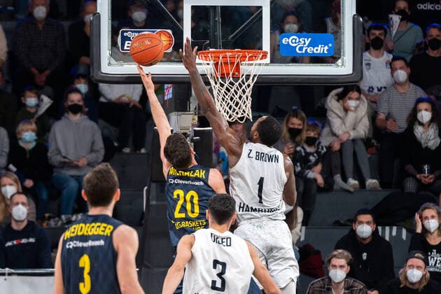 Treffer von Michal Michalak (EWE Baskets Basketball 20) Hamburg Towers vs. EWE Baskets Oldenburg, Basketball, Bundesliga, Hauptrunde, Spieltag 23, Saison 2021 2022, 05.03.2022 Marcel von Fehrn Hamburg Towers vs. EWE Baskets Oldenburg, Basketball, Bundesliga, Hauptrunde, Spieltag 23, Saison 2021 2022, 05.03.2022 Hamburg Copyright: xEibnerxPressefoto MarcelxvonxFehrnx EP_MFN