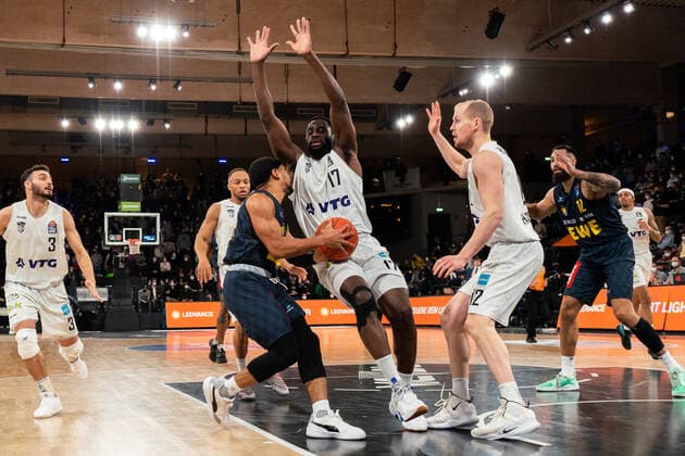 Eddy Edigin (Hamburg Towers 17) will Wurf von Phil Pressey (EWE Baskets Basketball 11) blocken Hamburg Towers vs. EWE Baskets Oldenburg, Basketball, Bundesliga, Hauptrunde, Spieltag 23, Saison 2021 2022, 05.03.2022 Marcel von Fehrn Hamburg Towers vs. EWE Baskets Oldenburg, Basketball, Bundesliga, Hauptrunde, Spieltag 23, Saison 2021 2022, 05.03.2022 Hamburg Copyright: xEibnerxPressefoto MarcelxvonxFehrnx EP_MFN