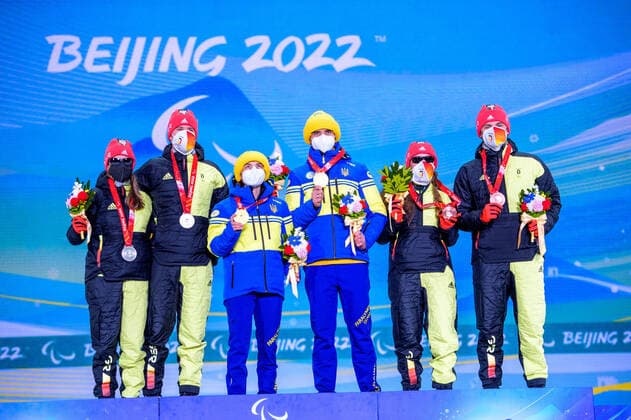 Paralympics, BEIJING 2022, Biathlon, Siegerehrung mit Linn Kazmaier und Leonie Walter Paralympic Games Beijing 2022 06.3.2022 Day (2) ZHANGIJAKOU, PEOPLES REPUBLIC OF CHINA - MARCH 06: Image of the Paralympic Games Beijing 2022 during the at Zhangijakou Medals Plaza of Zhangijakou on 06.3.2022 in Hebei Peoples Republic of China. KAZMAIER, Linn (GER), local club: SZ Roemerstein (WUER), date of birth: 05.11.2006 place of birth: Nuertingen, paralympic classification: B3 and her guide BAUMANN, Florian (GER) and WALTER, Leonie (GER), local club: SC St. Peter (BAD), date of birth: 17.10.2004 place of birth: Freiburg, paralympic classification: B2 receiving their medals Oliver Kremer DBS Copyright: xBEAUTIFULxSPORTS OliverxKremerx
