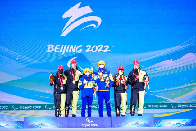Paralympics, BEIJING 2022, Biathlon, Siegerehrung mit Linn Kazmaier und Leonie Walter Paralympic Games Beijing 2022 06.3.2022 Day (2) ZHANGIJAKOU, PEOPLES REPUBLIC OF CHINA - MARCH 06: Image of the Paralympic Games Beijing 2022 during the at Zhangijakou Medals Plaza of Zhangijakou on 06.3.2022 in Hebei Peoples Republic of China. KAZMAIER, Linn (GER), local club: SZ Roemerstein (WUER), date of birth: 05.11.2006 place of birth: Nuertingen, paralympic classification: B3 and her guide BAUMANN, Florian (GER) and WALTER, Leonie (GER), local club: SC St. Peter (BAD), date of birth: 17.10.2004 place of birth: Freiburg, paralympic classification: B2 receiving their medals Oliver Kremer DBS Copyright: xBEAUTIFULxSPORTS OliverxKremerx