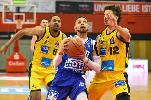 Kendale McCullum, Jonah Radebaugh 23. Spieltag, Basketball Bundesliga, Basketball Saison 2021 2022, Deutschland, easyCredit BBL, Germany, Giessen 46ers, giessen blau, Herren, Jobstairs GIESSEN 46ers - MHP Riesen Ludwigsburg,Männer, Ludwigsburg in gelb