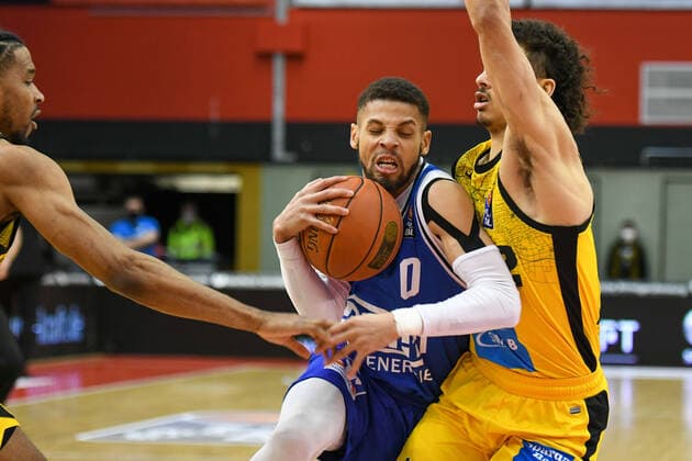 Kendale McCullum, Jonah Radebaugh 23. Spieltag, Basketball Bundesliga, Basketball Saison 2021 2022, Deutschland, easyCredit BBL, Germany, Giessen 46ers, giessen blau, Herren, Jobstairs GIESSEN 46ers - MHP Riesen Ludwigsburg,Männer, Ludwigsburg in gelb