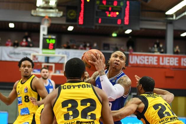T.J. Williams 23. Spieltag, Basketball Bundesliga, Basketball Saison 2021 2022, Deutschland, easyCredit BBL, Germany, Giessen 46ers, giessen blau, Herren, Jobstairs GIESSEN 46ers - MHP Riesen Ludwigsburg,Männer, Ludwigsburg in gelb