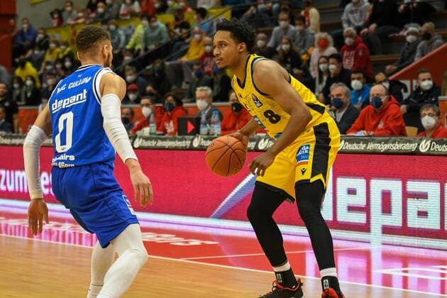 Kendale McCullum, James Woodard 23. Spieltag, Basketball Bundesliga, Basketball Saison 2021 2022, Deutschland, easyCredit BBL, Germany, Giessen 46ers, giessen blau, Herren, Jobstairs GIESSEN 46ers - MHP Riesen Ludwigsburg,Männer, Ludwigsburg in gelb