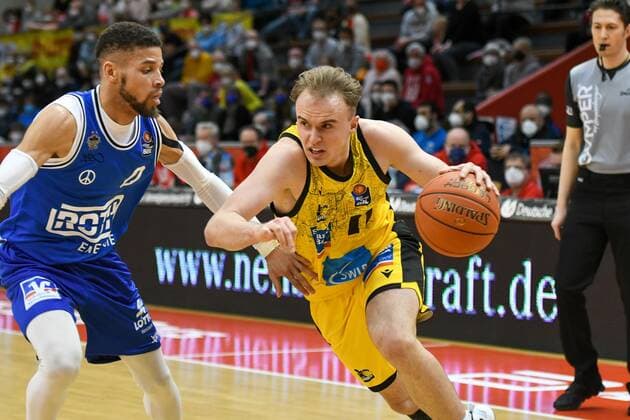 Kendale McCullum, Lukas Herzog 23. Spieltag, Basketball Bundesliga, Basketball Saison 2021 2022, Deutschland, easyCredit BBL, Germany, Giessen 46ers, giessen blau, Herren, Jobstairs GIESSEN 46ers - MHP Riesen Ludwigsburg,Männer, Ludwigsburg in gelb