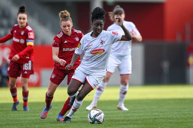 v.li.: Linda Dallmann (FC Bayern München, FCB, 10) Eunice Beckmann (Köln, 11) im Zweikampf, Duell, duel, tackle, Dynamik, Action, Aktion, 06.03.2022, München (Deutschland), Fussball, Flyeralarm Frauen-Bundesliga, FC Bayern München - 1. FC Köln, DFB DFL REGULATIONS PROHIBIT ANY USE OF PHOTOGRAPHS AS IMAGE SEQUENCES AND OR QUASI-VIDEO.