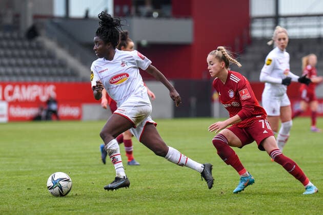 v.li.: Eunice Beckmann (Köln, 11) Giulia Gwinn (FC Bayern München, FCB, 7) im Zweikampf, Duell, duel, tackle, Dynamik, Action, Aktion, 06.03.2022, München (Deutschland), Fussball, Flyeralarm Frauen-Bundesliga, FC Bayern München - 1. FC Köln, DFB DFL REGULATIONS PROHIBIT ANY USE OF PHOTOGRAPHS AS IMAGE SEQUENCES AND OR QUASI-VIDEO.