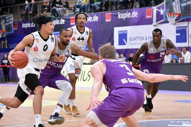Nelson Weidemann (Niners Chemnitz) (am Ball), Akeem Vargas (BG Goettingen), Darion Atkins (Niners Chemnitz), Harald Frey (BG Goettingen) (vorne) , Basketball, Bundesliga, BBL, BG Goettingen - Niners Chemnitz , 06.03.2022, BG Goettingen - Niners Chemnitz, Basketball, Bundesliga, GER, BBL, 06.03.2022 Goettingen Copyright: xEibner-Pressefotox-xRolandxSippelx
