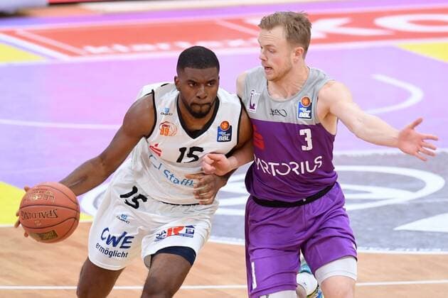 Frantz Massenat (Niners Chemnitz) (am Ball), Harald Frey (BG Goettingen) (R) , Basketball, Bundesliga, BBL, BG Goettingen - Niners Chemnitz , 06.03.2022, BG Goettingen - Niners Chemnitz, Basketball, Bundesliga, GER, BBL, 06.03.2022 Goettingen Copyright: xEibner-Pressefotox-xRolandxSippelx