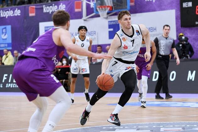 Jonas Richter (Niners Chemnitz) (am Ball), Jake Toolson (BG Goettingen) (L, vorne) , Basketball, Bundesliga, BBL, BG Goettingen - Niners Chemnitz , 06.03.2022, BG Goettingen - Niners Chemnitz, Basketball, Bundesliga, GER, BBL, 06.03.2022 Goettingen Copyright: xEibner-Pressefotox-xRolandxSippelx