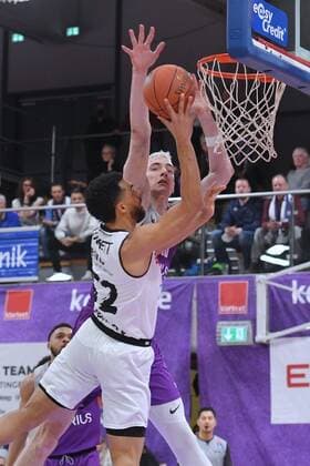 Trent Lockett (Niners Chemnitz) (am Ball), Philipp Hartwich (BG Goettingen) (hinten) , Basketball, Bundesliga, BBL, BG Goettingen - Niners Chemnitz , 06.03.2022, BG Goettingen - Niners Chemnitz, Basketball, Bundesliga, GER, BBL, 06.03.2022 Goettingen Copyright: xEibner-Pressefotox-xRolandxSippelx