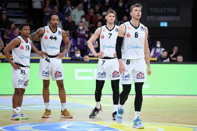 Eric Washington (Niners Chemnitz), Darion Atkins, Jonas Richter und Jan Niklas Wimberg (L-R) , Basketball, Bundesliga, BBL, BG Goettingen - Niners Chemnitz , 06.03.2022, BG Goettingen - Niners Chemnitz, Basketball, Bundesliga, GER, BBL, 06.03.2022 Goettingen Copyright: xEibner-Pressefotox-xRolandxSippelx