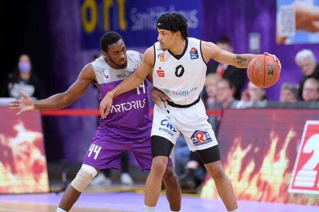 Nelson Weidemann (Niners Chemnitz) (am Ball), Kamar Baldwin (BG Goettingen) (L) , Basketball, Bundesliga, BBL, BG Goettingen - Niners Chemnitz , 06.03.2022, BG Goettingen - Niners Chemnitz, Basketball, Bundesliga, GER, BBL, 06.03.2022 Goettingen Copyright: xEibner-Pressefotox-xRolandxSippelx