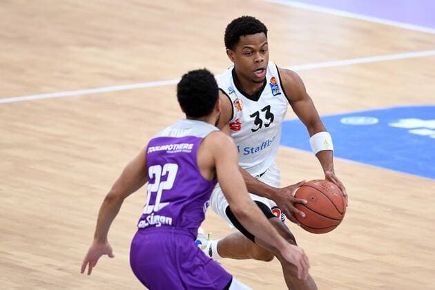 Eric Washington (Niners Chemnitz) (am Ball), Stephen Brown Jr. (BG Goettingen) (L) , Basketball, Bundesliga, BBL, BG Goettingen - Niners Chemnitz , 06.03.2022, BG Goettingen - Niners Chemnitz, Basketball, Bundesliga, GER, BBL, 06.03.2022 Goettingen Copyright: xEibner-Pressefotox-xRolandxSippelx