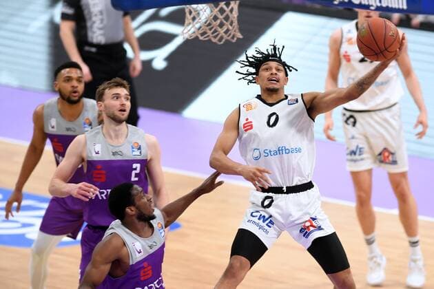 Nelson Weidemann (Niners Chemnitz) (am Ball), Jake Toolson (BG Goettingen), Kamar Baldwin (BG Goettingen) (L, vorne) , Basketball, Bundesliga, BBL, BG Goettingen - Niners Chemnitz , 06.03.2022, BG Goettingen - Niners Chemnitz, Basketball, Bundesliga, GER, BBL, 06.03.2022 Goettingen Copyright: xEibner-Pressefotox-xRolandxSippelx