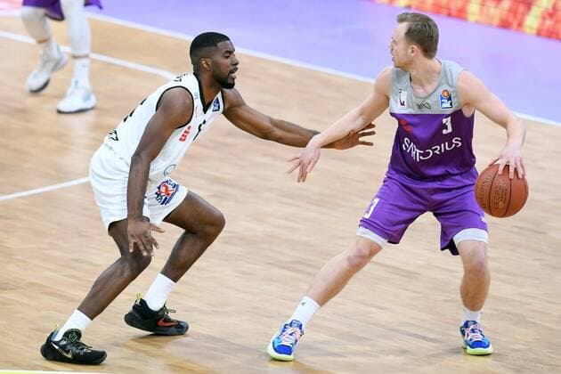 Harald Frey (BG Goettingen) (am Ball), Frantz Massenat (Niners Chemnitz) (R) , Basketball, Bundesliga, BBL, BG Goettingen - Niners Chemnitz , 06.03.2022, BG Goettingen - Niners Chemnitz, Basketball, Bundesliga, GER, BBL, 06.03.2022 Goettingen Copyright: xEibner-Pressefotox-xRolandxSippelx