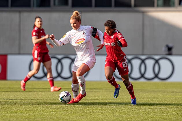 Rachel Rinast (1. FC Köln, 31) wird von Lineth Beerensteyn (FC Bayern Muenchen Frauen, 6) verfolgt. FC Bayern Muenchen Frauen gegen 1. FC Koeln, Fussball, Frauen-Bundesliga, 15. Spieltag, Saison 2021 2022, 06.03.2022. (DFL DFB REGULATIONS PROHIBIT ANY USE OF PHOTOGRAPHS as IMAGE SEQUENCES and or QUASI-VIDEO). FC Bayern Muenchen Frauen gegen 1. FC Koeln, Fussball, Frauen-Bundesliga, 15. Spieltag, Saison 2021 2022, 06.03.2022 Muenchen Copyright: xEibnerxPressefotox xHeikexFeinerx EP_HFR