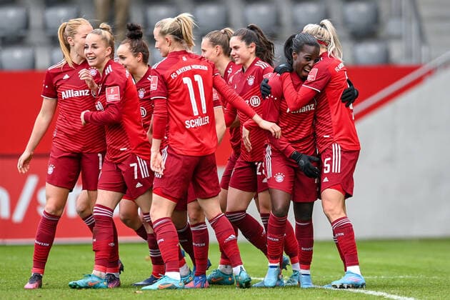 Spielerinnen des FC Bayern mit Torjubel, Jubel, Torjubel, Torerfolg, celebrate the goal, goal, celebration, Jubel ueber das Tor zum 2:0 durch Viviane Asseyi (FC Bayern München, FCB, 18) (2.v.re.), optimistisch, Action, Aktion, 06.03.2022, München (Deutschland), Fussball, Flyeralarm Frauen-Bundesliga, FC Bayern München - 1. FC Köln, DFB DFL REGULATIONS PROHIBIT ANY USE OF PHOTOGRAPHS AS IMAGE SEQUENCES AND OR QUASI-VIDEO.