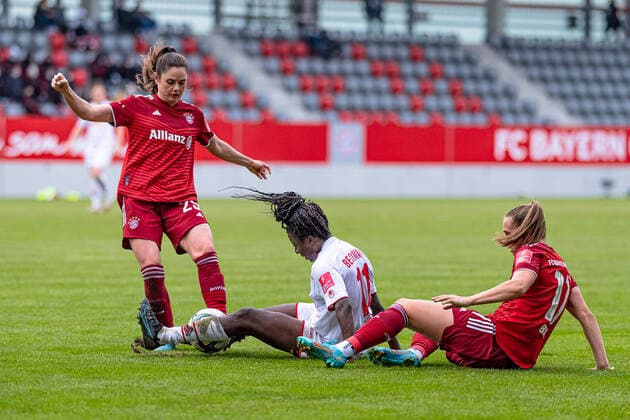 Sarah Zadrazil (FC Bayern Muenchen Frauen, 25) und Klara Buehl (FC Bayern Muenchen Frauen, 17) gegen Eunice Beckmann (1. FC Köln, 11). FC Bayern Muenchen Frauen gegen 1. FC Koeln, Fussball, Frauen-Bundesliga, 15. Spieltag, Saison 2021 2022, 06.03.2022. (DFL DFB REGULATIONS PROHIBIT ANY USE OF PHOTOGRAPHS as IMAGE SEQUENCES and or QUASI-VIDEO). FC Bayern Muenchen Frauen gegen 1. FC Koeln, Fussball, Frauen-Bundesliga, 15. Spieltag, Saison 2021 2022, 06.03.2022 Muenchen Copyright: xEibnerxPressefotox xHeikexFeinerx EP_HFR