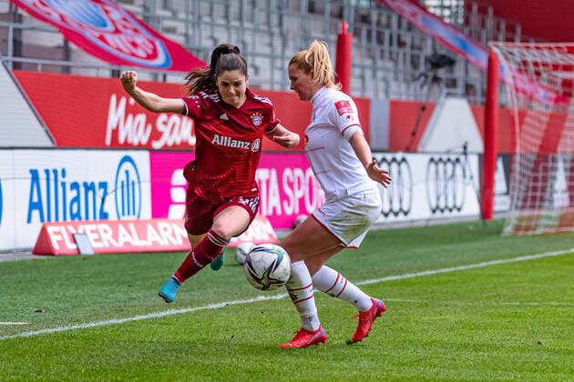 Sarah Zadrazil (FC Bayern Muenchen Frauen, 25) gegen Rachel Rinast (1. FC Köln, 31). FC Bayern Muenchen Frauen gegen 1. FC Koeln, Fussball, Frauen-Bundesliga, 15. Spieltag, Saison 2021 2022, 06.03.2022. (DFL DFB REGULATIONS PROHIBIT ANY USE OF PHOTOGRAPHS as IMAGE SEQUENCES and or QUASI-VIDEO). FC Bayern Muenchen Frauen gegen 1. FC Koeln, Fussball, Frauen-Bundesliga, 15. Spieltag, Saison 2021 2022, 06.03.2022 Muenchen Copyright: xEibnerxPressefotox xHeikexFeinerx EP_HFR