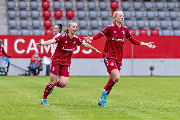 Lea Schueller (FC Bayern Muenchen Frauen, 11) bejubelt hier verfolgt von Klara Buehl (FC Bayern Muenchen Frauen, 17) ihr Tor zum 1:0. FC Bayern Muenchen Frauen gegen 1. FC Koeln, Fussball, Frauen-Bundesliga, 15. Spieltag, Saison 2021 2022, 06.03.2022. (DFL DFB REGULATIONS PROHIBIT ANY USE OF PHOTOGRAPHS as IMAGE SEQUENCES and or QUASI-VIDEO). FC Bayern Muenchen Frauen gegen 1. FC Koeln, Fussball, Frauen-Bundesliga, 15. Spieltag, Saison 2021 2022, 06.03.2022 Muenchen Copyright: xEibnerxPressefotox xHeikexFeinerx EP_HFR