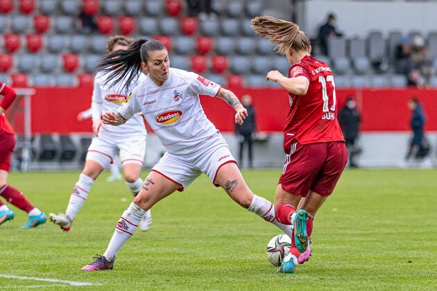 Francesca Calo (1. FC Köln, 2) gegen Klara Buehl (FC Bayern Muenchen Frauen, 17). FC Bayern Muenchen Frauen gegen 1. FC Koeln, Fussball, Frauen-Bundesliga, 15. Spieltag, Saison 2021 2022, 06.03.2022. (DFL DFB REGULATIONS PROHIBIT ANY USE OF PHOTOGRAPHS as IMAGE SEQUENCES and or QUASI-VIDEO). FC Bayern Muenchen Frauen gegen 1. FC Koeln, Fussball, Frauen-Bundesliga, 15. Spieltag, Saison 2021 2022, 06.03.2022 Muenchen Copyright: xEibnerxPressefotox xHeikexFeinerx EP_HFR