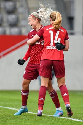 v.li.: Hanna Glas (FC Bayern München, FCB, 5) Glodis Viggosdottir (FC Bayern München, FCB, 14) mit Torjubel, Jubel, Torjubel, Torerfolg, celebrate the goal, goal, celebration, Jubel ueber das Tor zum 3:0 durh Hanna Glas (FC Bayern München, FCB, 5) , optimistisch, Action, Aktion, 06.03.2022, München (Deutschland), Fussball, Flyeralarm Frauen-Bundesliga, FC Bayern München - 1. FC Köln, DFB DFL REGULATIONS PROHIBIT ANY USE OF PHOTOGRAPHS AS IMAGE SEQUENCES AND OR QUASI-VIDEO.