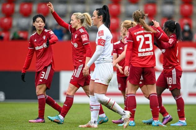 Spielerinnen des FC Bayern mit Torjubel, Jubel, Torjubel, Torerfolg, celebrate the goal, goal, celebration, Jubel ueber das Tor, optimistisch, Action, Aktion zum 5:0 durxh Lea Schüller (FC Bayern München, FCB, 11) (2.v.li.), Peggy Kuznik (Köln, 21) enttäuscht schauend, Enttäuschung, Frustration, disappointed, pessimistisch, 06.03.2022, München (Deutschland), Fussball, Flyeralarm Frauen-Bundesliga, FC Bayern München - 1. FC Köln, DFB DFL REGULATIONS PROHIBIT ANY USE OF PHOTOGRAPHS AS IMAGE SEQUENCES AND OR QUASI-VIDEO.
