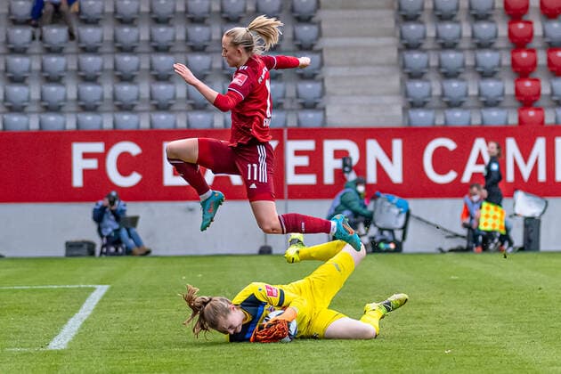 Lea Schueller (FC Bayern Muenchen Frauen, 11) sprint fair ueber Manon Klett (Torfrau, 1. FC Köln, 1) hinweg. FC Bayern Muenchen Frauen gegen 1. FC Koeln, Fussball, Frauen-Bundesliga, 15. Spieltag, Saison 2021 2022, 06.03.2022. (DFL DFB REGULATIONS PROHIBIT ANY USE OF PHOTOGRAPHS as IMAGE SEQUENCES and or QUASI-VIDEO). FC Bayern Muenchen Frauen gegen 1. FC Koeln, Fussball, Frauen-Bundesliga, 15. Spieltag, Saison 2021 2022, 06.03.2022 Muenchen Copyright: xEibnerxPressefotox xHeikexFeinerx EP_HFR